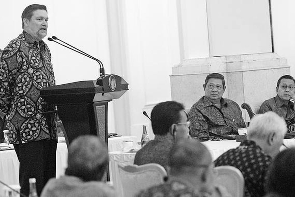 Presiden Susilo Bambang Yudhoyono (kedua dari kanan) dan Wakil Presiden Boediono (kanan) menyimak ceramah yang disampaikan Dekan Harvard Kennedy School David T Ellwood (podium) saat acara Presidential Lecture di Istana Negara, Jakarta, Rabu (15/9).
