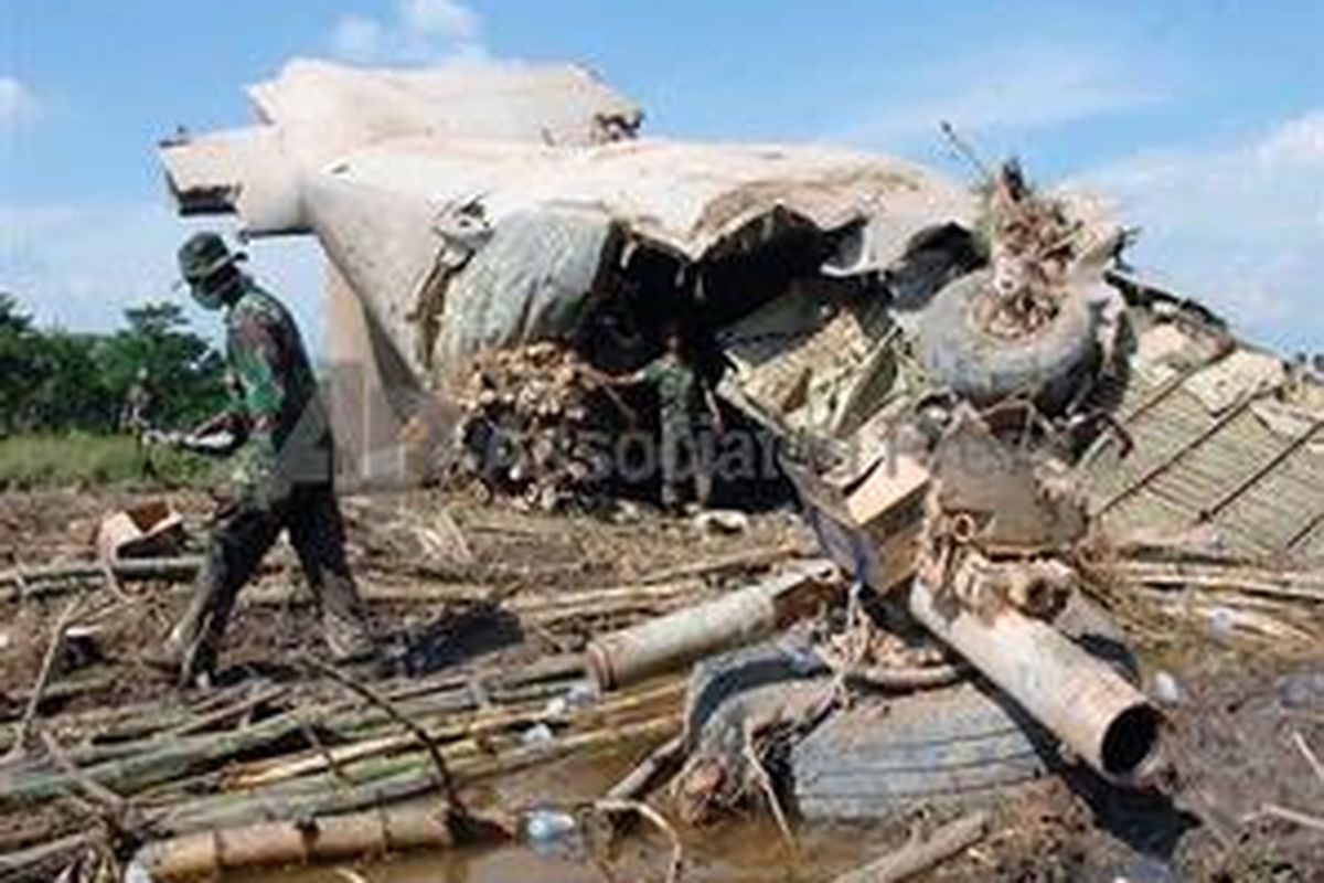 Puing kehancuran di lokasi jatuhnya pesawat Hercules di Desa Geplak, Karas, Magetan, Jawa Timur, Rabu (20/5).