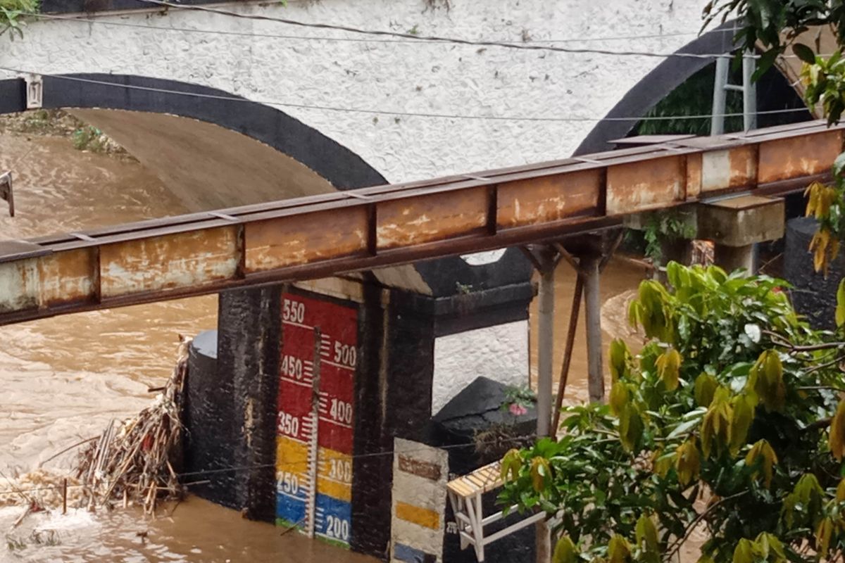 Tinggi Air di Pos Pantau Depok mencapai 190 sentimeter dan masih di tahap Siaga IV, Kamis (9/1/2020)