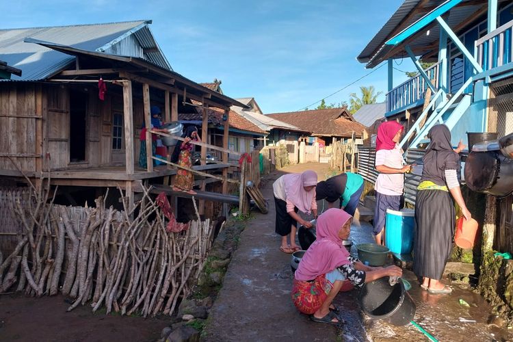 Warga Desa Tepal bergotong royong melakukan berbagai pekerjaan.