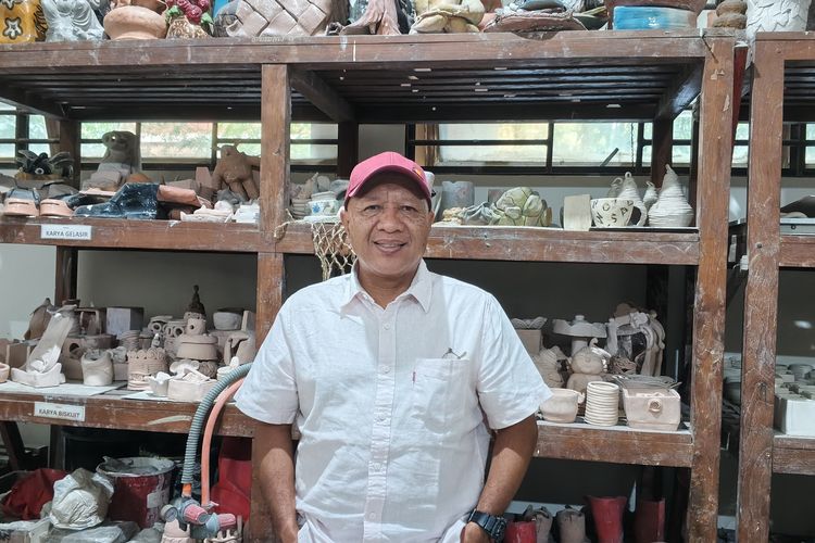 Hampir 4 Dekade Bersama Tanah Liat, Arif Menjaga Keramik Tak Ditelan Zaman
