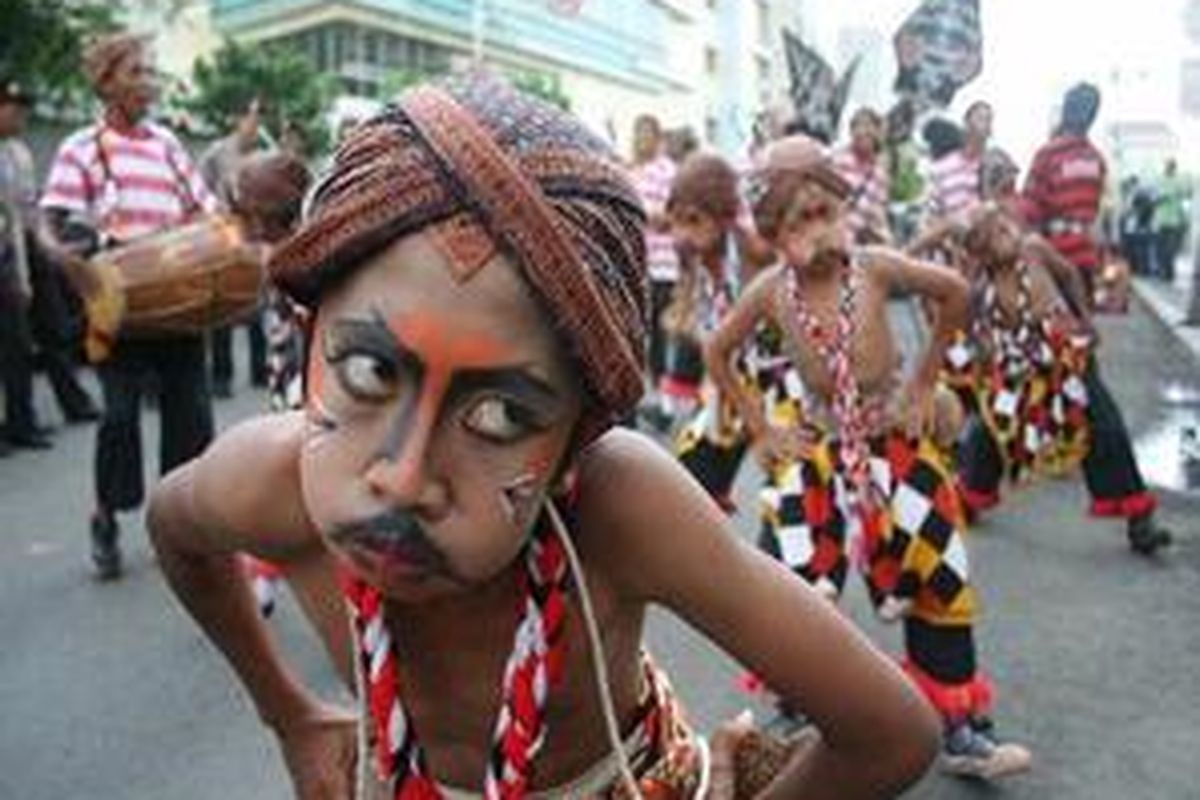 Pawai Komunitas Lima Gunung  Komunitas Lima Gunung berpawai dari Bundaran Hotel Indonesia menuju Tugu Proklamasi, Jakarta, Selasa (4/12). Pawai yang diikuti perwakilan warga dari Merapi, Merbabu, Sumbing, Menoreh, dan Andong dimaksudkan memperkenalkan budaya daerah tersebut kepada masyarakat Ibu Kota.    