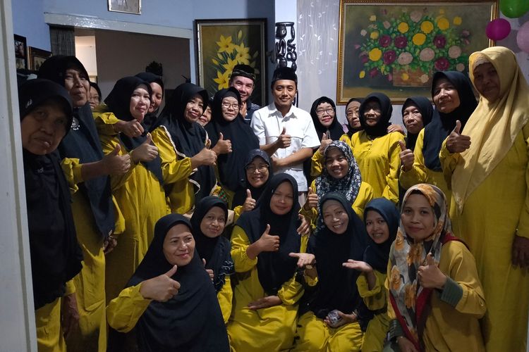  Calon Anggota Legislatif (Caleg) DPRD Kabupaten Jember Partai Gerindra Daerah Pemilihan (Dapil) 1, Alfian Andri Wijaya bersama warga