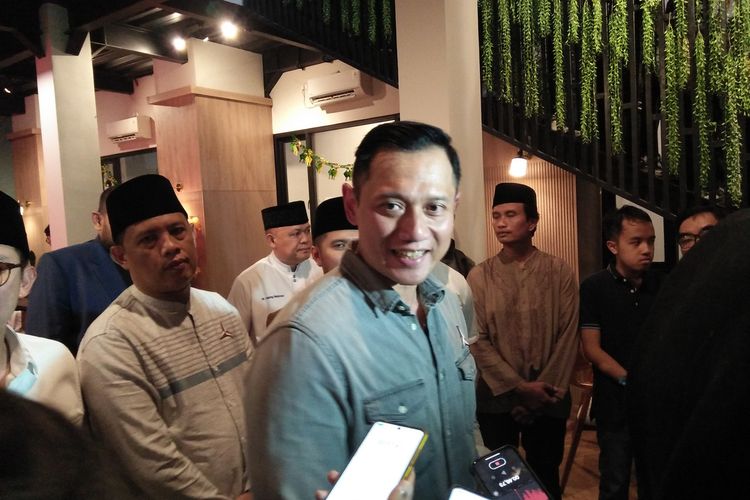 Ketua Umum Partai Demokrat Agus Harimurti Yudhoyono (AHY), saat memberikan keterangan kepada awak media di Kabupaten Gresik, Jawa Timur, Kamis (13/4/2023) malam.