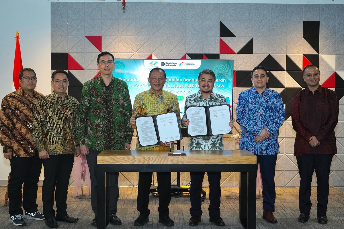 Pertamina melalui Pertamina New and Renewable Energy (NRE) dan PT Perkebunan Nusantara (PTPN) III (Persero) menandatangani kerja sama melalui perjanjian Bangun Guna Serah dan pengembangan kapasitas energi baru terbarukan (EBT) di wilayah KEK Sei Mangkei berlangsung di Jakarta, Senin (7/7/2025).
