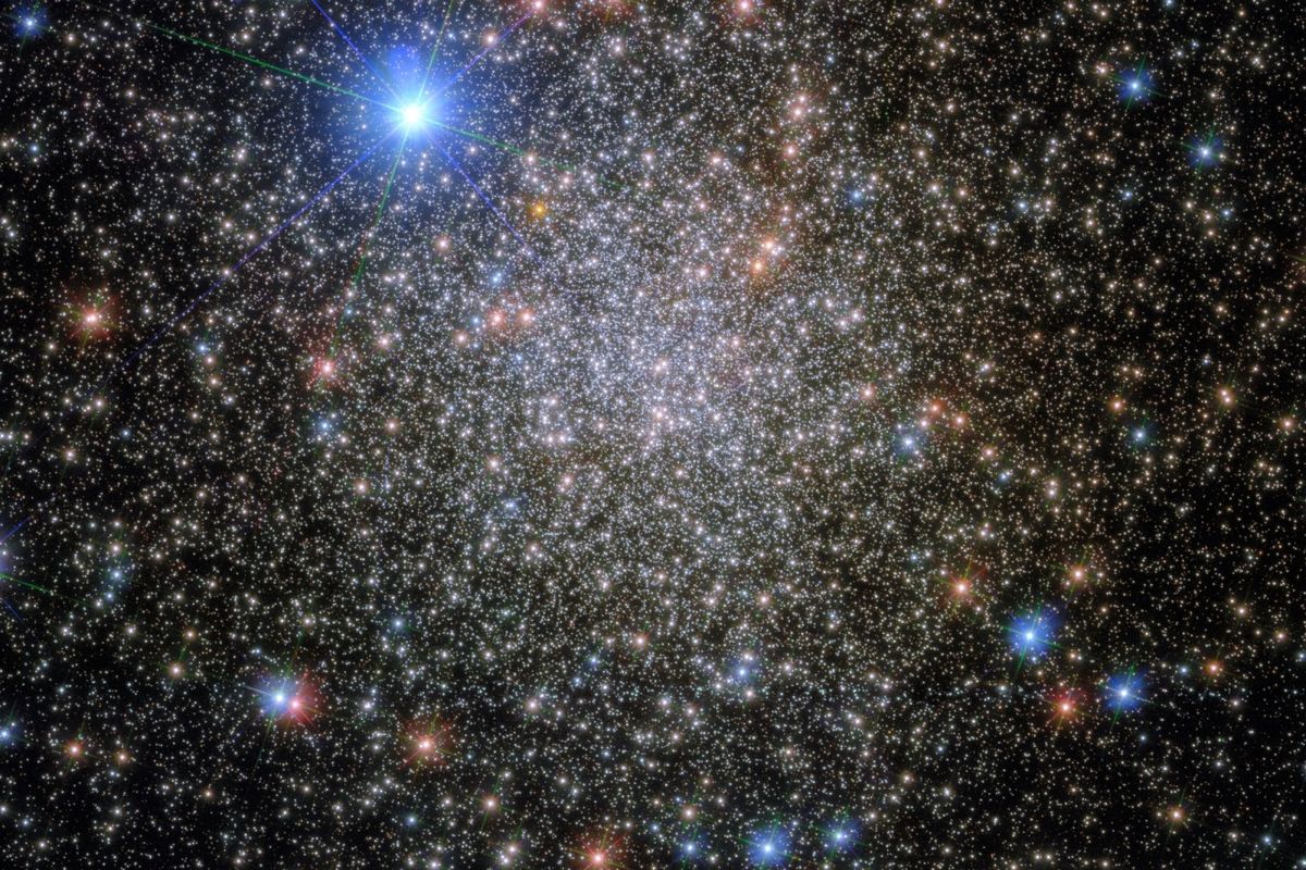 Gugus bola (globular cluster), gugus bintang di konstelasi Scorpio. Teleskop luar angkasa Hubble kembali menemukan gugus bintang yang dinamai NGC 6380.