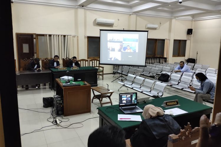 Suasana sidang online putusan keempat terdakwa pengedar narkoba di Pengadilan Negeri (PN) Samarinda Jalan M Yamin, Selasa (2/6/2020). 