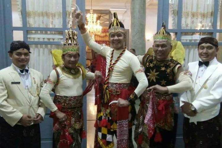 Gubernur Jawa Tengah (tengah) Ganjar Pranowo mengenakan kostum (cosplay) salah satu tokoh pewayangan Werkudara, dalam parade budaya pembuyaan Festival Serayu Banjarnegara Rabu malam (23/8/2017). Bupati dan Wakil Bupati Banjarnegara pun tak ketinggalan mengenakan kostum tokoh pewayangan.