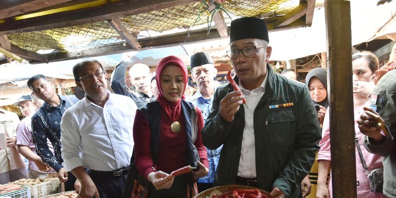 Gubernur Jawa Barat Ridwan Kamil sedang berdialog dengan salah satu pedagang yang ada di salah satu pasar di Jawa barat. 