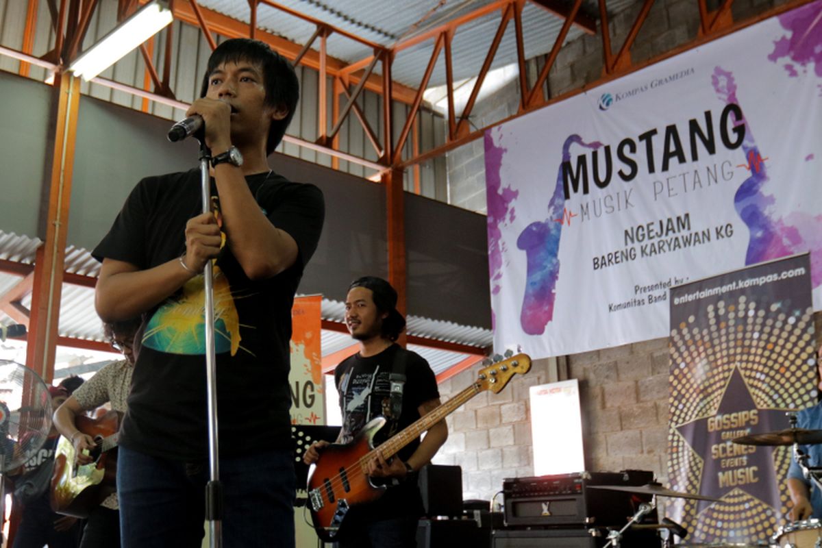 Grup musik DMASIV tampil di Gedung Kompas Gramedia, Jakarta, Senin (27/3/2017). Kunjungan mereka dalam rangka promosi singel DMASIV yang berjudul Melodi yang berasal dari album Orange. 

