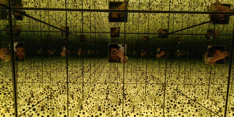 Salah satu karya seniman asal Jepang, Yayoi Kusama yang dipamerkan di National Gallery Singapore, Jumat (14/7/2017). Pameran Kusama berlangsung dari 9 Juni hingga 3 September 2017.