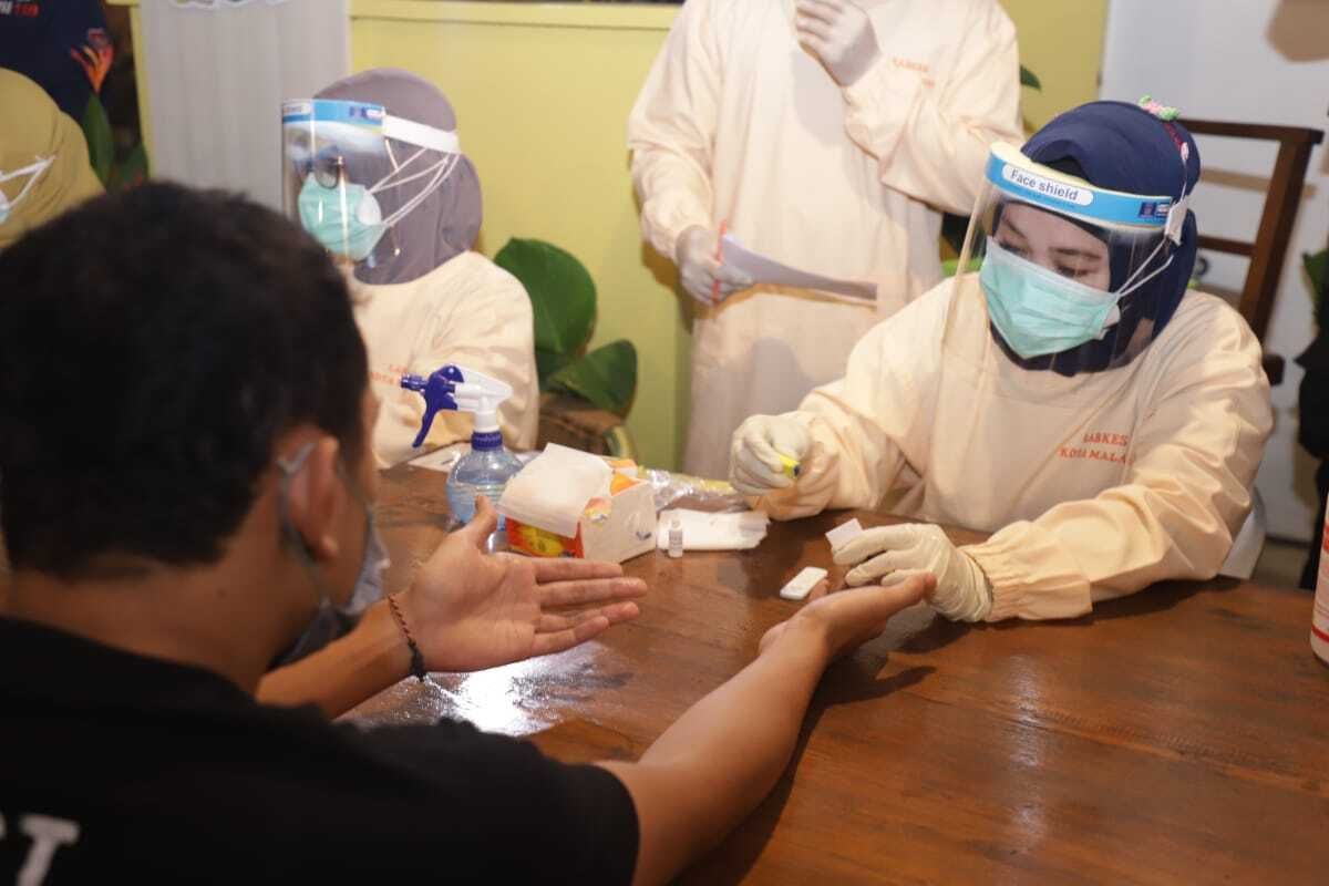 Salah satu pengunjung kafe saat menjalani rapid test oleh personel operasi gabungan Pemerintah Kota Malang, Sabtu (4/7/2020) dini hari