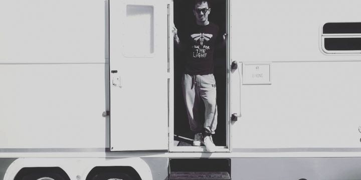 Joe Taslim dan bus trailernya di lokasi shooting film seri Warrior di Afrika Selatan.