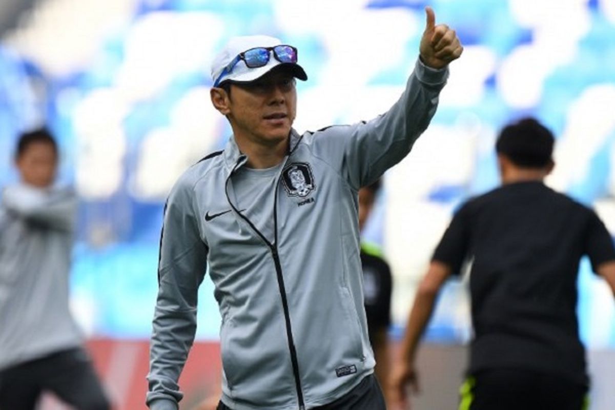 Pelatih Korea Selatan Shin Tae-yong memimpin latihan timnya jelang laga versus Swedia di Stadion Nizhny Novgorod pada 17 Juni 2018. 