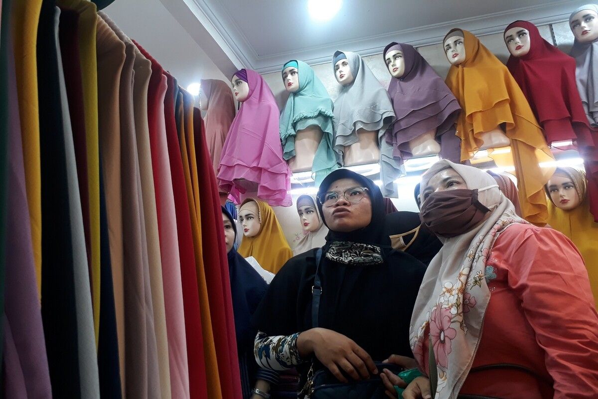 Sejumlah pembeli sedang memilih kerudung di Toko Aysa Kerudung, Pasar Anyar, Kota Bogor, Jawa Barat, Kamis (29/4/2021). Pemilik toko, Iyet mengaku, selama bulan puasa ini omzet penjualan kerudungnya meningkat dua kali lipat.