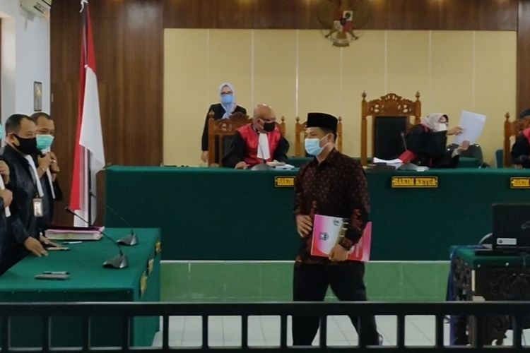 Terdakwa kasus konser dangdutan Wasmad Edi Susilo menghadiri sidang lanjutan dengan agenda tanggapan JPU atas eksespi terdakwa yang digelar di PN Tegal, Selasa (24/11/2020)