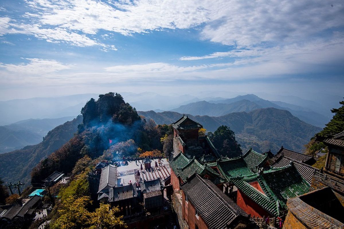 Ilustrasi Wuhan - Bangunan-bangunan kuno di Gunung Wudang.