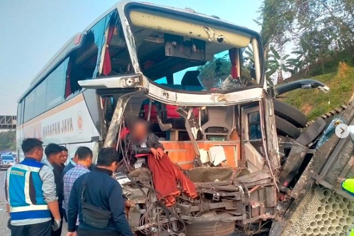 Bus Harapan Jaya menabrak truk akibat sopir mengantuk.