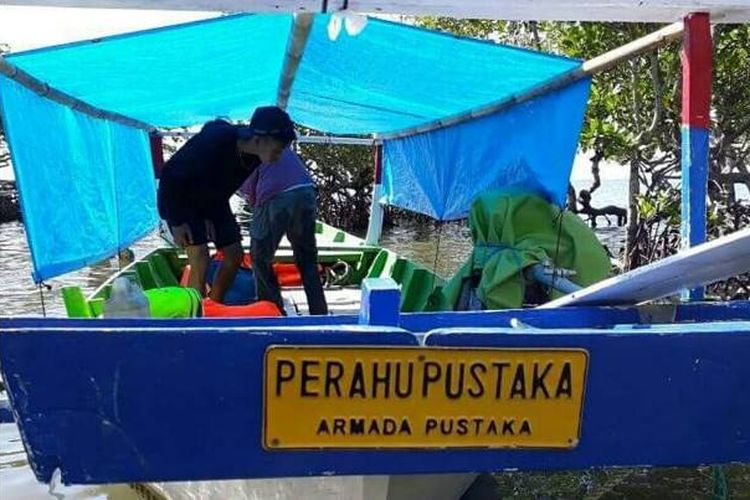 Perahu pustaka milik Armada Pustaka sebelum berlayar di kawasan Kabupaten Polewali Mandar, Sulawesi Barat.