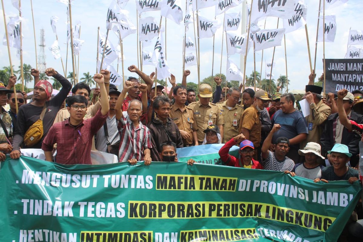 Massa menuntut pemerintah menyelesaikan konflik agraria di Jambi dan membasmi mafia tanah yang menyerobot lahan milik petani transmigrasi