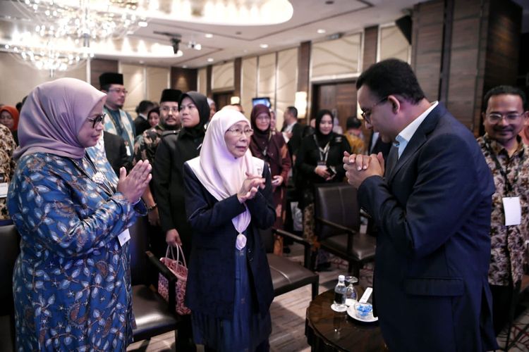 Istri Perdana Menteri Malaysia Anwar Ibrahim, Dato Sri Hj Wan Azizah Wan Ismail (jilbab putih) saat bertemu bacapres KPP Anies Baswedan di Kuala Lumpur, Malaysia, Rabu (11/10/2023).