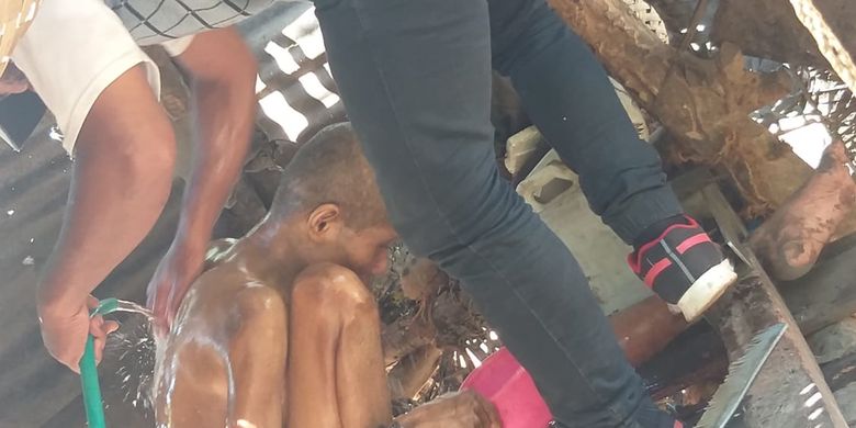Relawan di Kabupaten Sikka, Flores, NTT, Rabu (9/10/2019), memangkas rambut dan mandikan pasien gangguan jiwa.