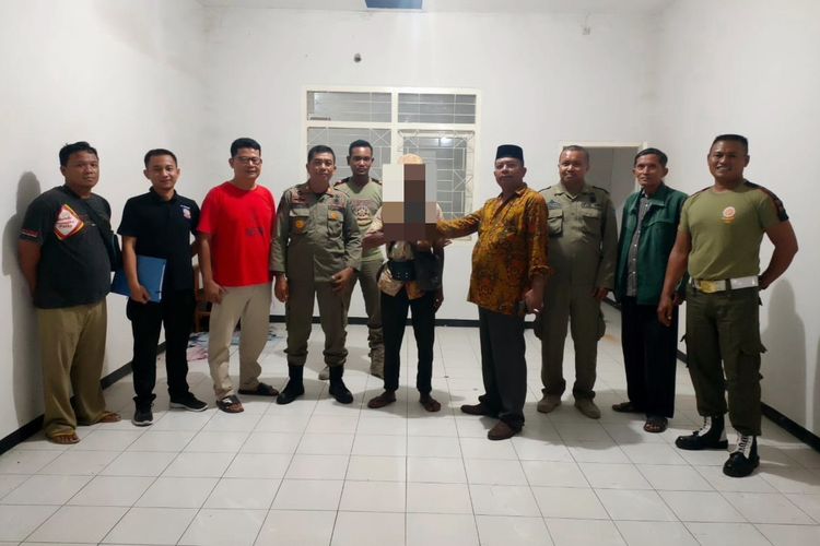 AI, pengemis di Probolinggo saat diamankan Satpol PP Kabupaten Probolinggo