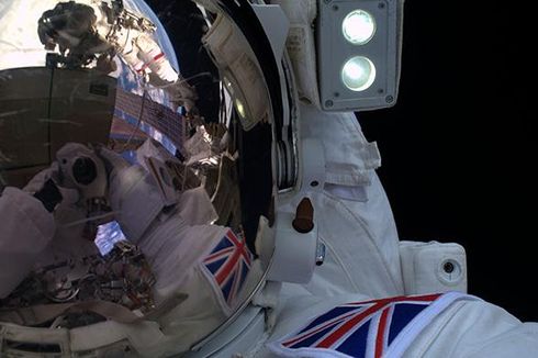 Astronot Jepret Selfie di Luar Angkasa
