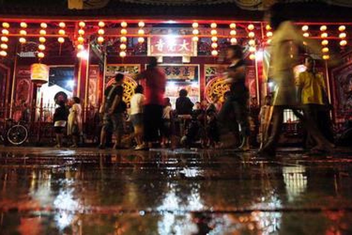 Warga Tionghoa merayakan Imlek di Klenteng Tay Kak Sie, Kawasan Pecinan, Kota Semarang, Jawa Tengah, Minggu (22/1/2012). Mereka berdoa memohon pengharapan yang baik dalam melewati hidup dalam tahun Naga Air tersebut.