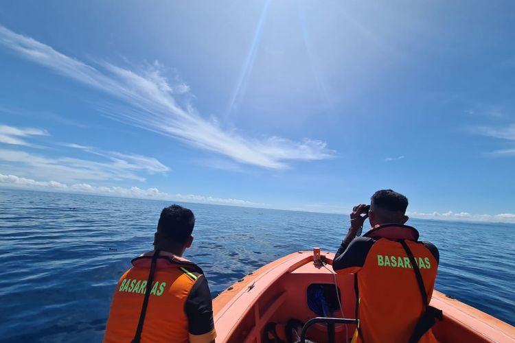 Petugas SAR sedang mencari Dionisio De Araujo (57), nelayan asal Desa Jenilu, Kecamatan Kakuluk Mesak, Kabupaten Belu, Nusa Tenggara Timur (NTT), yang hilang, Selasa (19/4/2022) 