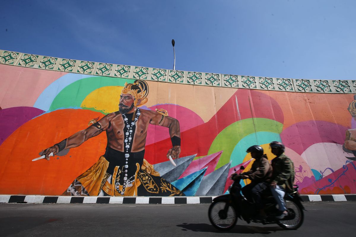 Mural di dinding jembatan layang Manahan, Solo, Jawa Tengah, Jumat (24/5/2019). Mural tokoh figur Pandawa Lima seperti Yusdistira, Bima, Arjuna, Nakula dan Sadewa menghiasi dinding sepanjang 2500 meter.
