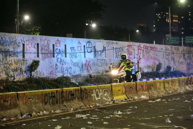 Sisa-sisa aksi vandalisme usai demonstrasi yang digelar di depan Gedung DPR RI, Jakarta Pusat, Kamis (16/7/2020).