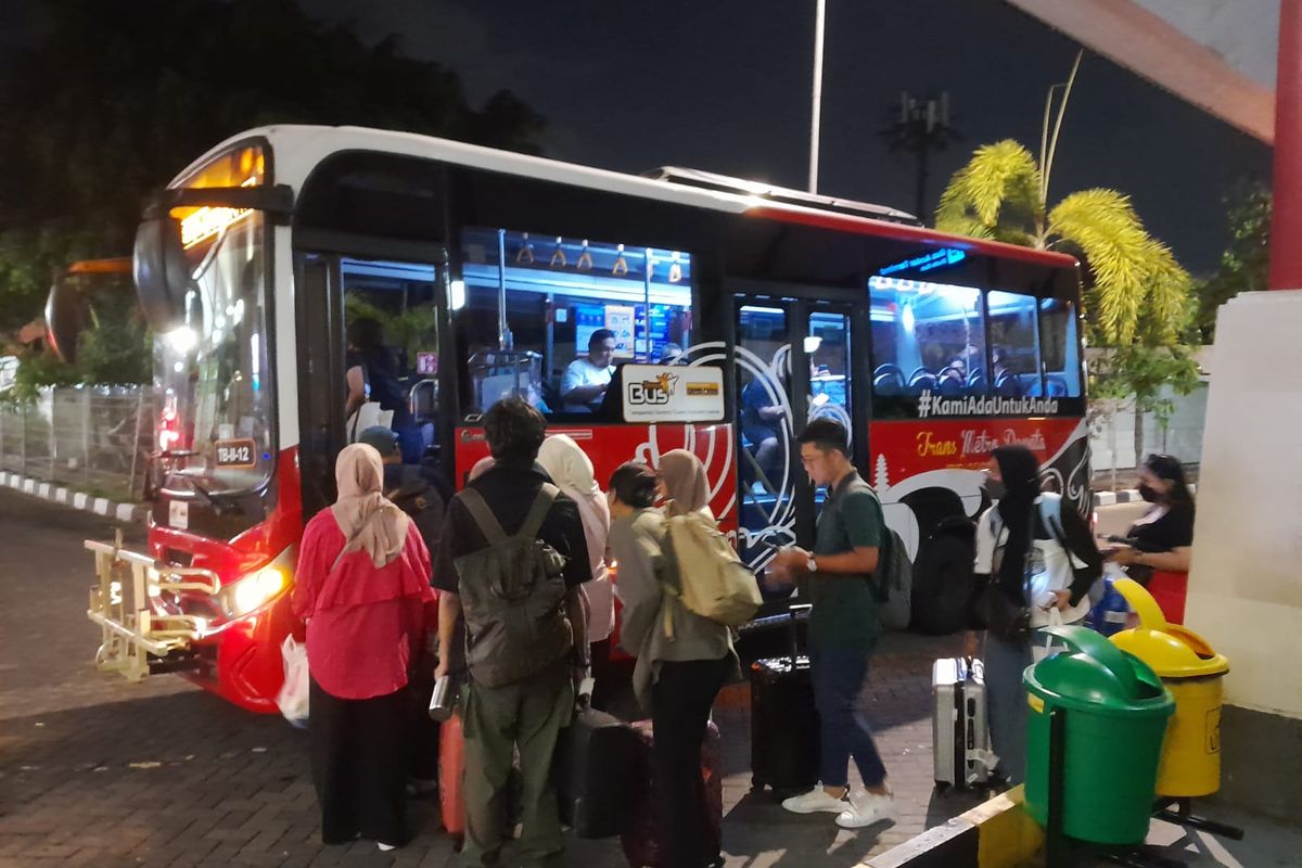 Penumpang Bus Trans Metro Dewata. 