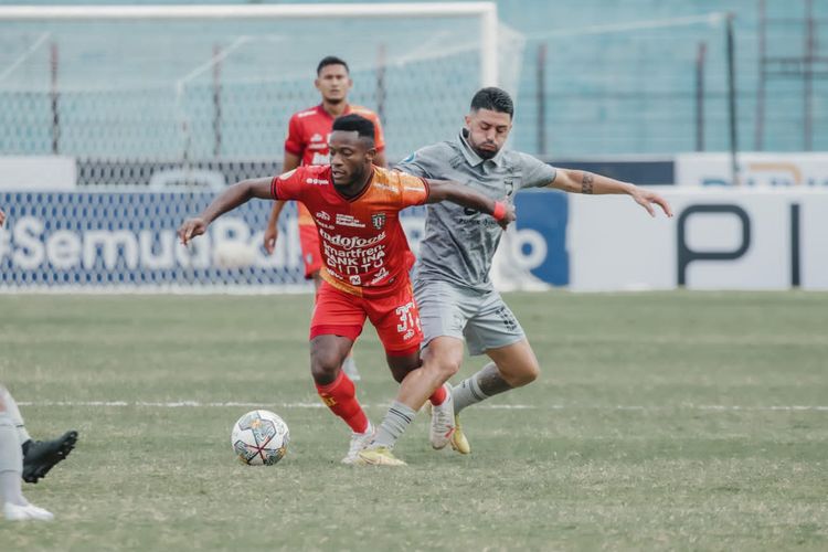 Pemain Bali United Privat Mbarga dijaga ketat pemain Borneo FC Jonathan Bustos saat pertandingan pekan ke-15 Liga 1 2022-2023 yang berakhir dengan skor 1-3 di Stadion Sultan Agung Bantul, Kamis (15/12/2022) sore. Artikel ini berisi link live streaming Borneo FC vs Bali United.