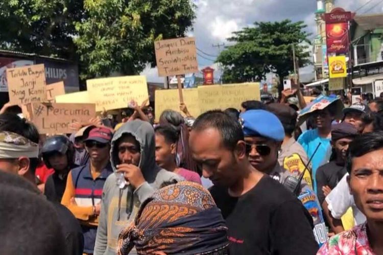 Ratusan warga Kecamatan Batulayar memblokade jalan di Simpang 3 Maninting, pintu masuk menuju kawasan wisata Senggigi, Rabu (15/5/2024). Warga kecewa karena polisi lamban menangani kasus penyerangan dan perusakan di Dusun Montong Buwuh, Jumat (10/5/2024).