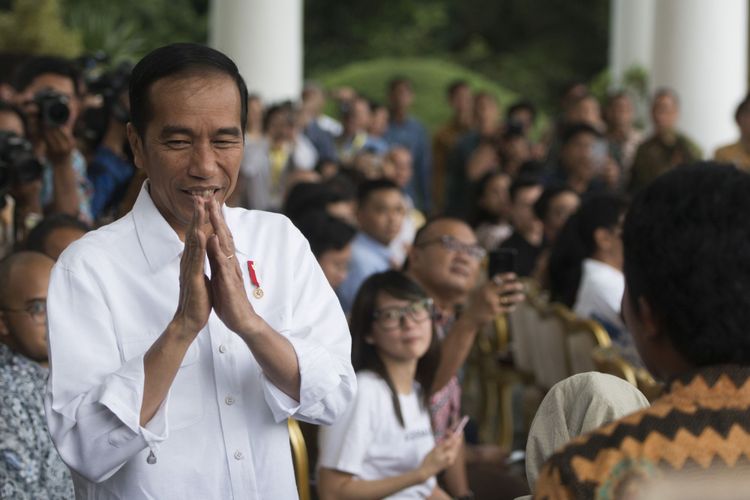 Presiden Joko Widodo (kiri) menyapa para praktisi di bidang kopi dalam acara Ngopi Sore Bersama Presiden di Istana Kepresidenan Bogor, Jawa Barat, Minggu (1/10). Dalam acara tersebut, presiden berdialog dengan sejumlah pelaku di bidang kopi, dari petani, barista, pemilik kafe, hingga produsen mesin penyangrai kopi untuk mengetahui seluk beluk kopi di Indonesia untuk menambah nilai jual kopi lokal. ANTARA FOTO/Rosa Panggabean/ama/17.