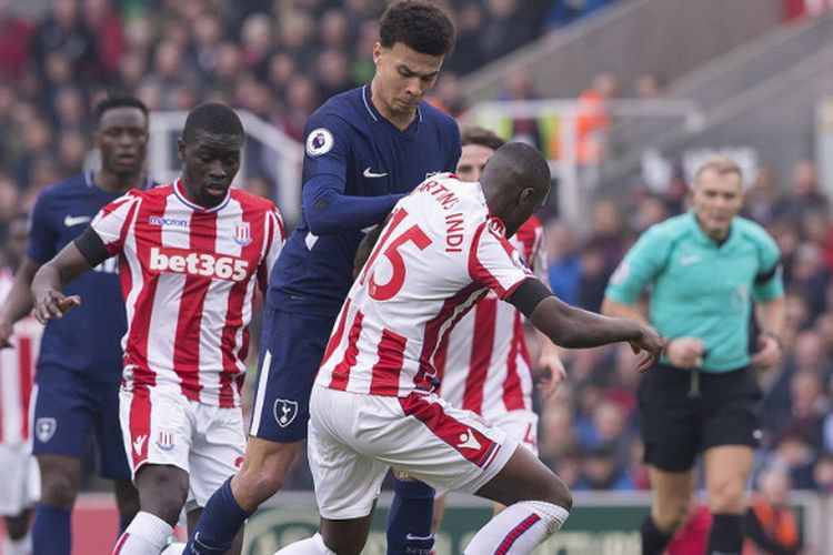 Bek Stoke City, Bruno Martins Indi (kanan), berduel dengan gelandang Tottenham Hotspur, Dele Alli (tengah), dalam laga Liga Inggris 2017-2018 di Stadion Bet365, Stoke-on-Trent, Inggris, pada Sabtu (7/4/2018).
