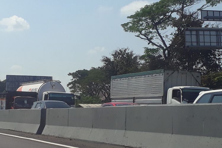 Kemacetan di ruas tol menuju pintu keluar tol Surabaya-Sidoarjo