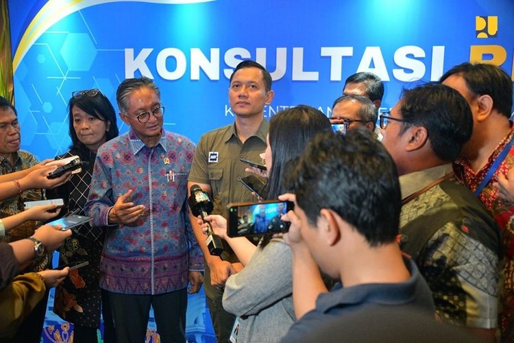Menteri PU Dody Hanggodo dan Menteri Koordinator Bidang Infrastruktur dan Pembangunan Kewilayahan Agus Harimurti Yudhoyono dalam Konsultasi Regional (Konreg) 2025 Dody di Auditorium Kementerian PU, Jakarta, Jumat (9/5/2025).