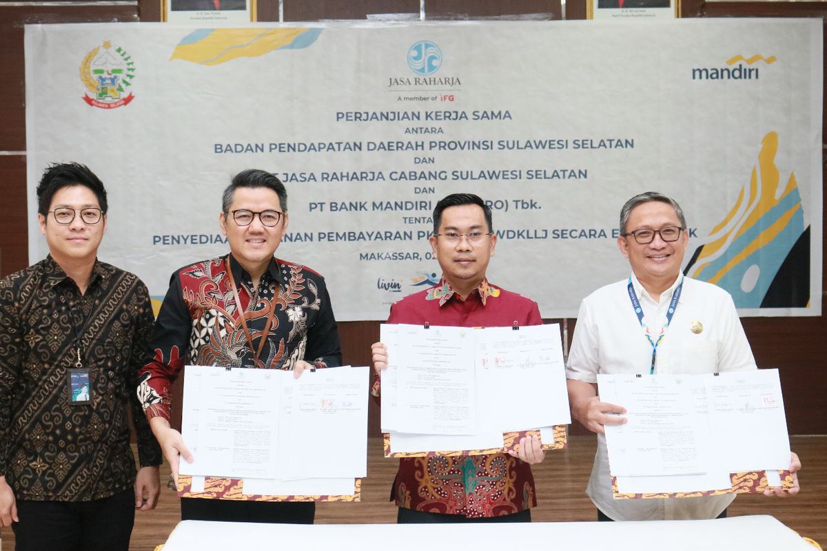 Vice President (VP) Bank Mandiri Regional Sulawesi Maluku Robby Martha Legawa melakukan perjanjian kerja sama dengan Bapenda Provinsi Sumsel dan Jasa Raharja cabang Sumsel, Kamis (2/5/2024). 