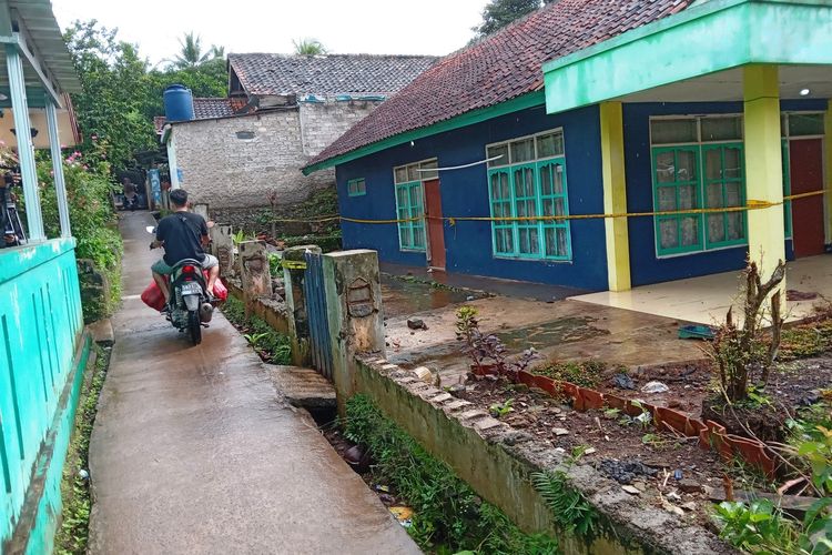 Kondisi salah satu rumah tersangka pembunuh berantai di Cianjur, Jawa Barat, yang ruska dibagian pagar tembok karena ditendang warga yang melintas.