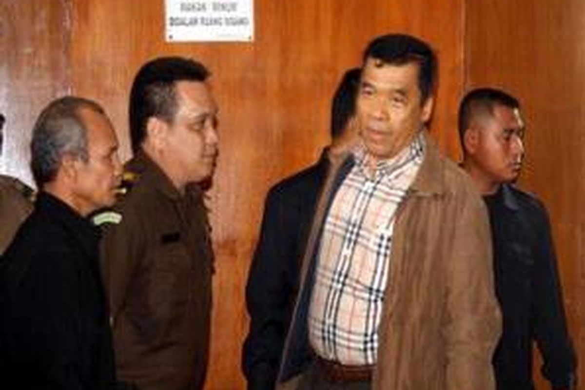 Terdakwa kasus pembunuhan Munir, mantan Deputi V BIN Muchdi Purwoprandjono memasuki ruang sidang Pengadilan Negeri Jakarta Selatan, Rabu (31/12). Dalam persidangan Majelis Hakim memvonis bebas karena tidak ada bukti yang menguatkan bahwa terdakwa adalah orang yang menggerakkan terpidana kasus Munir, Pollycarpus, untuk membunuh Munir. 