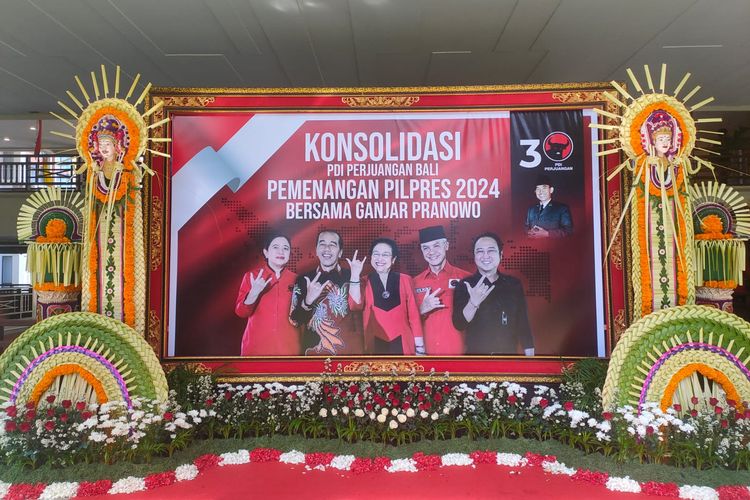 Poster Konsolidasi PDI Perjuangan Bali terkait pemenangan Pilpres 2024 bersama Ganjar Pranowo di sebuah hotel di kawasan Sanur, Bali, Sabtu (17/6/2023).