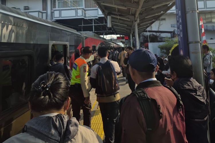 Penumpang Menumpuk di Stasiun Bogor-Depok, KRL Tertahan Hampir 1 Jam
