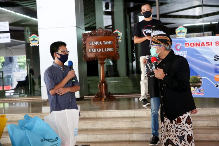 Siswa SD Pangudi Luhur Bernadus Semarang merayakan kelulusan sekolah dengan mendonasikan bantuan untuk warga terdampak Covid-19.