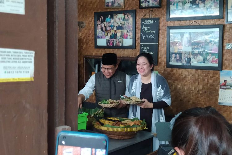 Ketua DPR RI Puan Maharani makan pecel bersama Wakil Ketua DPR RI Muhaimin Iskandar atau Cak Imin di seberang TMP Kalibata, Jakarta Selatan, Minggu (25/9/2022). 