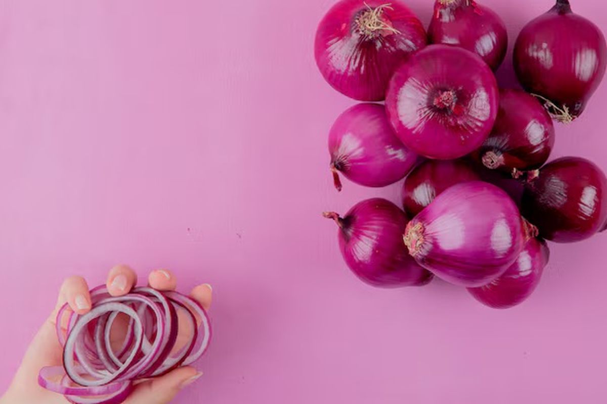Kenapa Mata Pedih Saat Mengiris Bawang Merah? Ini Penjelasan Dokter
