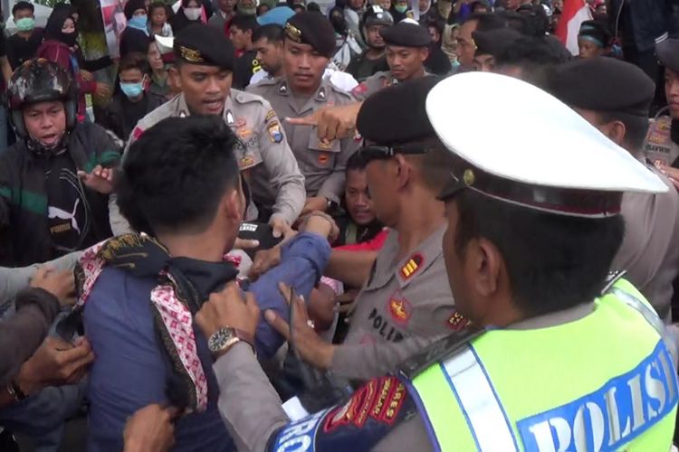 Ratusan nelayan di Kabupaten Takalar, Sulawesi Selatan terlibat adu fisik dengan aparat kepolisian saat menggelar unjukrasa menuntut izin tambang pasir laut segera dicabut. Rabu, (19/7/2017)