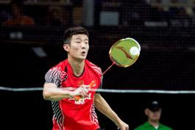 Pemain tunggal putra Tiongkok, Chen Long, mengembalikan kok ke arah Mark Zwiebler dari Jerman, pada babak kedua Kejuaraan Dunia di Ballerup Super Arena, Kopenhagen, Rabu (27/8/2014).