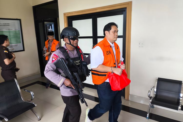 Sidang Perdana Mantan Kejari HSU, Jaksa KPK Dakwa Albertinus Terlibat Pemerasan Kumulatif